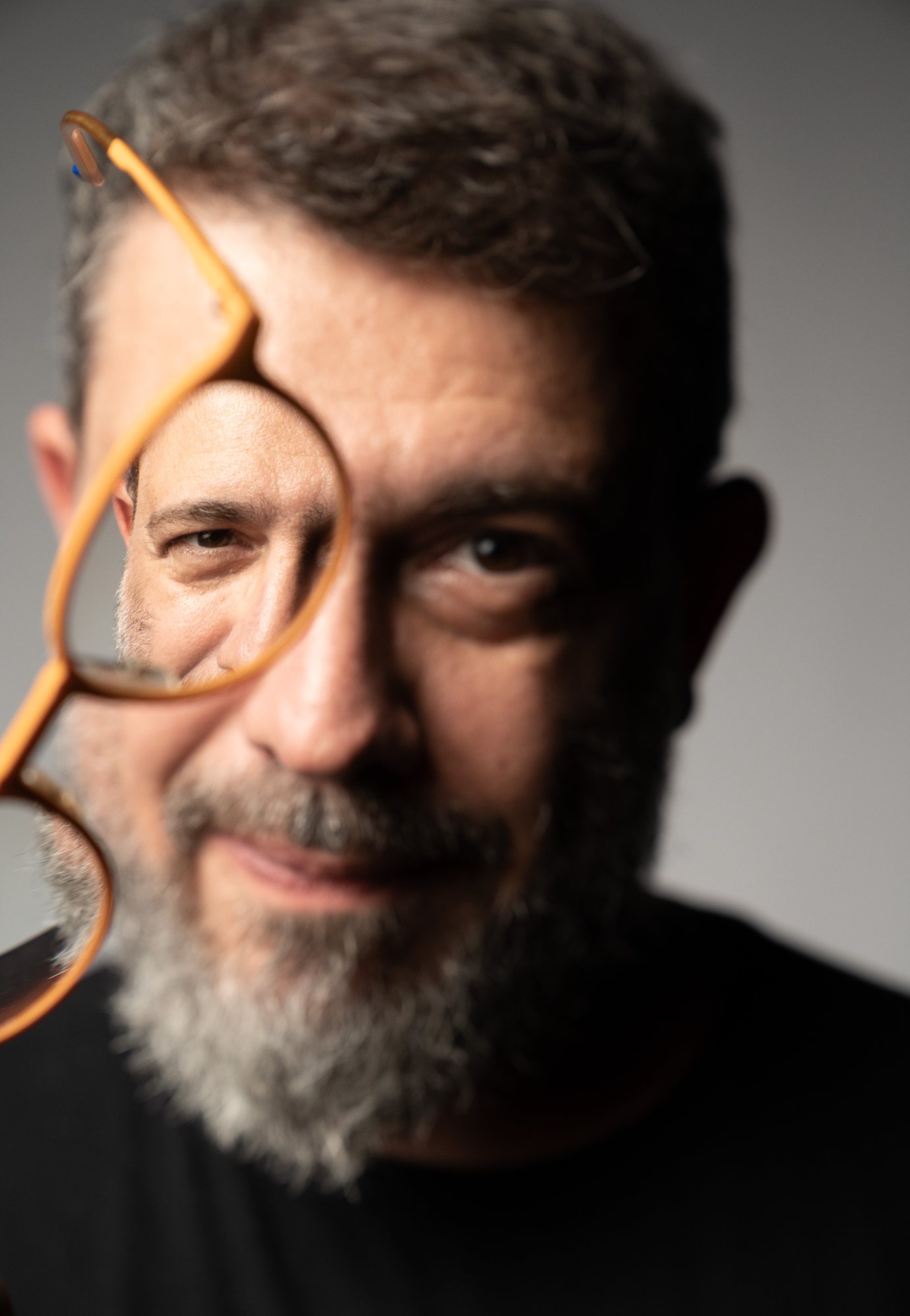 Pedro Doria — óculos âmbar em primeiro plano