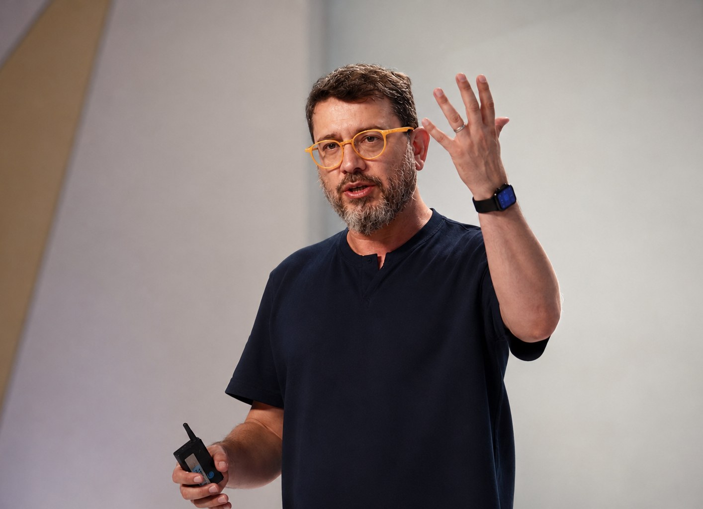 Pedro Doria em palestra — gesto, óculos âmbar